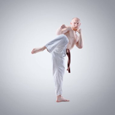 Karate adam bir kimono içinde göstermek poz