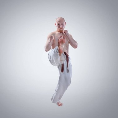 Karate adam bir kimono içinde göstermek poz