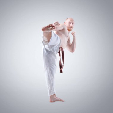 Karate adam bir kimono içinde göstermek poz