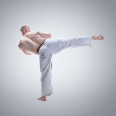 Karate adam bir kimono içinde göstermek poz