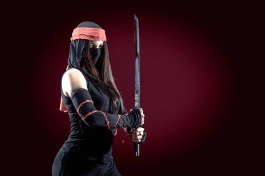 Güzel samuray kadın savaşçı Studio bir kılıçla