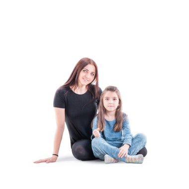 Sevgi dolu anne ve oynama ve beyaz zemin üzerine sarılma onun kızı kız çocuk. Mutlu kavramı. Stüdyo çekimi