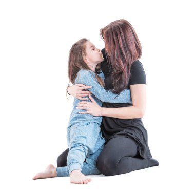 Sevgi dolu anne ve oynama ve beyaz zemin üzerine sarılma onun kızı kız çocuk. Mutlu kavramı. Stüdyo çekimi