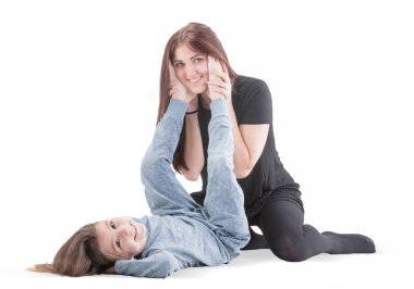 Sevgi dolu anne ve oynama ve beyaz zemin üzerine sarılma onun kızı kız çocuk. Mutlu kavramı. Stüdyo çekimi