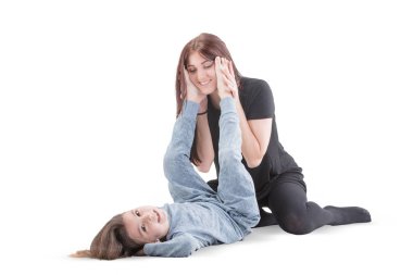 Sevgi dolu anne ve oynama ve beyaz zemin üzerine sarılma onun kızı kız çocuk. Mutlu kavramı. Stüdyo çekimi