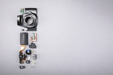 Farklı parçaları ile bir eski fotoğraf makinesi
