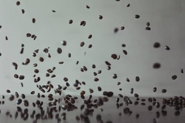 Masanın üzerine düşen kahve Closeup fasulye