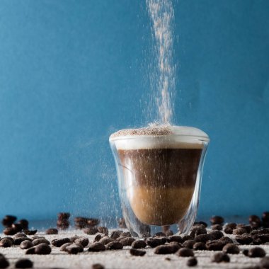 Boş cam ve kahve çekirdekleri