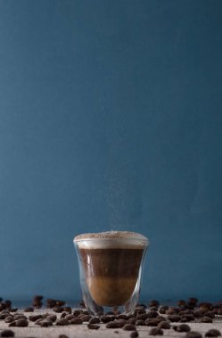 Boş cam ve kahve çekirdekleri