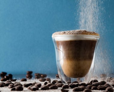 Boş cam ve kahve çekirdekleri