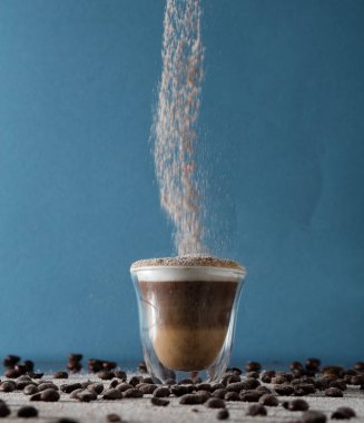 Boş cam ve kahve çekirdekleri