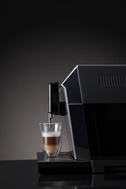 Kahve makinesi kahve çekirdekleri uçan ile