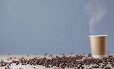 Tatlı kahve cam ve kahve çekirdekleri masanın üzerinde. Yüksek hızlı fotoğraf dondurma kavramı.