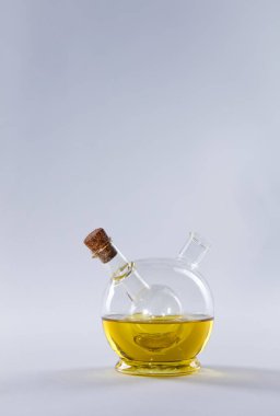 Beyaz arka plan ayçiçeği tohumu yağlı. Stüdyo çekim