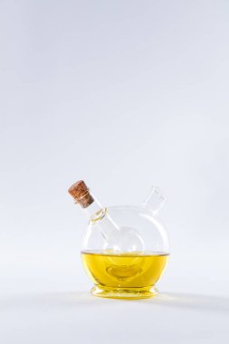 Beyaz arka plan ayçiçeği tohumu yağlı. Stüdyo çekim