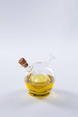 Beyaz arka plan ayçiçeği tohumu yağlı. Stüdyo çekim