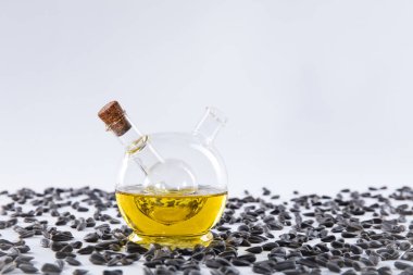 Beyaz arka plan ayçiçeği tohumu yağlı. Stüdyo çekim