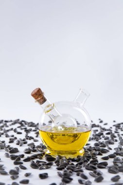 Beyaz arka plan ayçiçeği tohumu yağlı. Stüdyo çekim