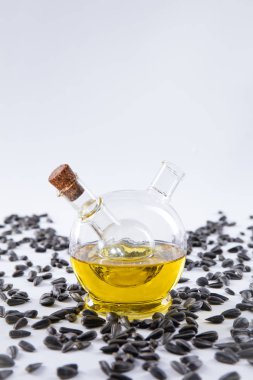 Beyaz arka plan ayçiçeği tohumu yağlı. Stüdyo çekim