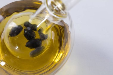 Beyaz arka plan ayçiçeği tohumu yağlı. Stüdyo çekim