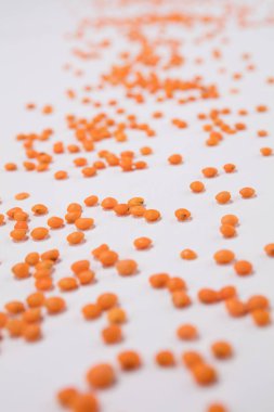 Barbunya fasulyesi beyaz arka plan üzerinde dağınık