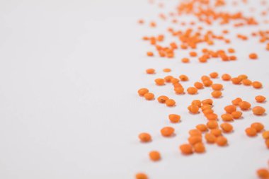 Barbunya fasulyesi beyaz arka plan üzerinde dağınık