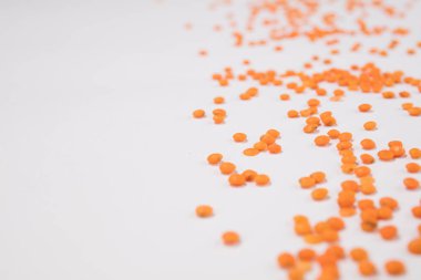 Barbunya fasulyesi beyaz arka plan üzerinde dağınık