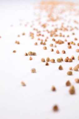 Beyaz arka plan üzerinde dağınık buğday tahıl