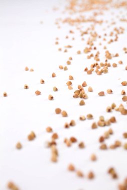 Beyaz arka plan üzerinde dağınık buğday tahıl