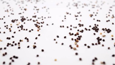 Beyaz arka plan üzerinde dağınık tecavüz tahıl