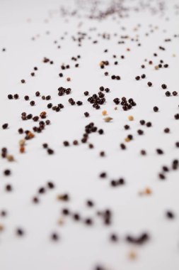 Beyaz arka plan üzerinde dağınık tecavüz tahıl