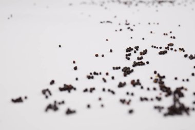 Beyaz arka plan üzerinde dağınık fiğ tahıl