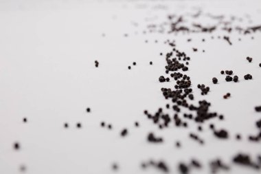 Beyaz arka plan üzerinde dağınık fiğ tahıl