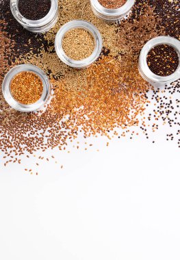 «Ana sayfa» farklı bir görünümünü fasulye ve tohum yakınındaki bir cam kavanoz beyaz bir arka plan üzerinde