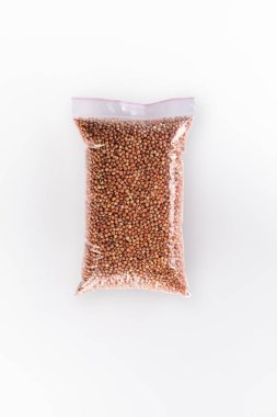 Beyaz arka plan üzerinde fasulye şeffaf paket düz yatıyordu görünümü.