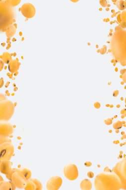 Hareket soya fasulye sıçrama veya havadan yüzeyi beyaz arka plan üzerinde uçan düşen durdurun. Gıda nesne tasarım konsepti.