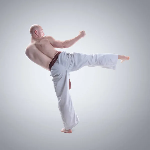 Karate Man Een Kimono Tonen Pose — Stockfoto