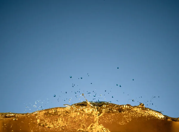 Primer Plano Aceite Líquido Vertiendo Sobre Fondo Oscuro — Foto de Stock