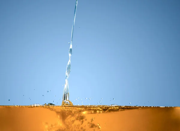 Close Óleo Líquido Derramando Sobre Fundo Escuro — Fotografia de Stock