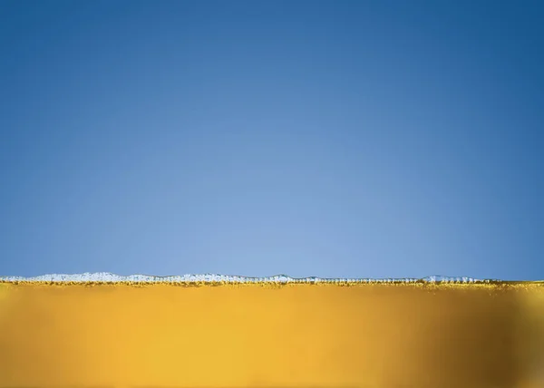 Olej Lub Jasnożółtym Płynem Pęcherzyki Powietrza Niebieskim Tle — Zdjęcie stockowe