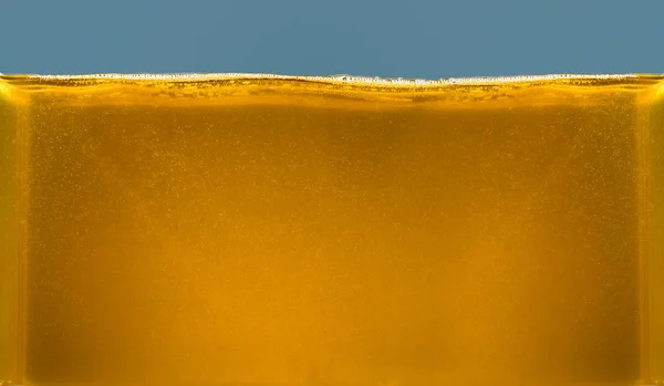 Aceite Líquido Amarillo Con Burbujas Aire Fondo Azul — Foto de Stock