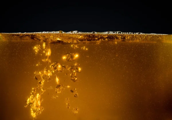 Aceite Líquido Amarillo Con Burbujas Aire Fondo Azul —  Fotos de Stock