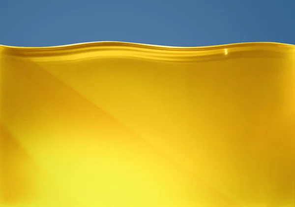 Óleo Líquido Amarelo Com Bolhas Fundo Azul — Fotografia de Stock