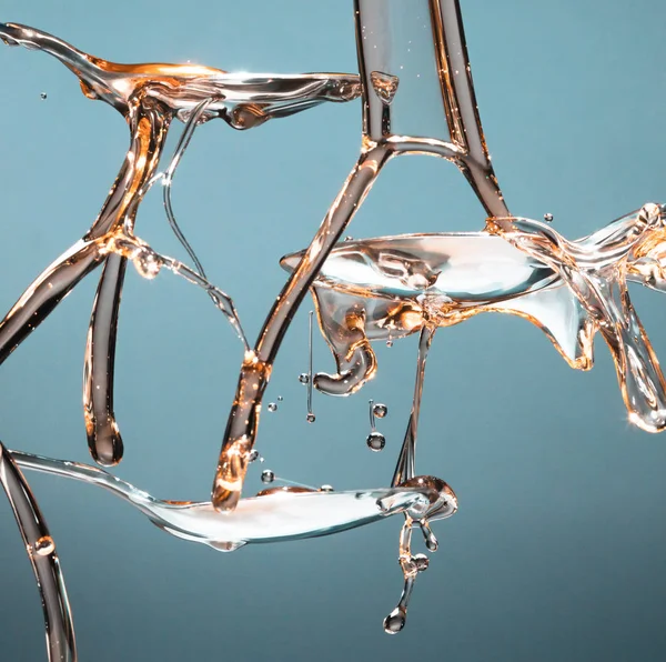 Verter Aceite Salpicado Cucharas Sobre Fondo Azul Estudio Rodaje —  Fotos de Stock