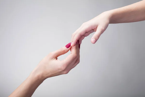 Mães Mão Segurando Mão Criança Fundo Branco Conceito Cuidado — Fotografia de Stock