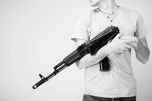 機関銃を持った怒り顔ポーズで男 — ストック写真