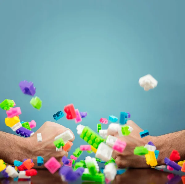 Haufen Farbiger Spielzeugsteine Die Auf Dunklen Hintergrund Fallen — Stockfoto