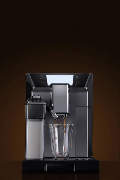 Kaffeemaschine Mit Fliegenden Kaffeebohnen — Stockfoto