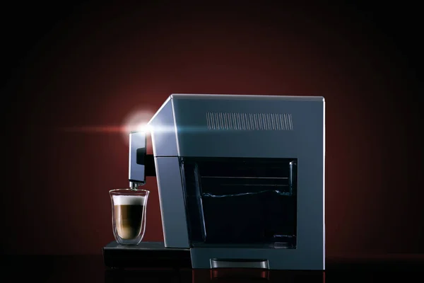 コーヒー マシン コーヒー豆が飛んで — ストック写真