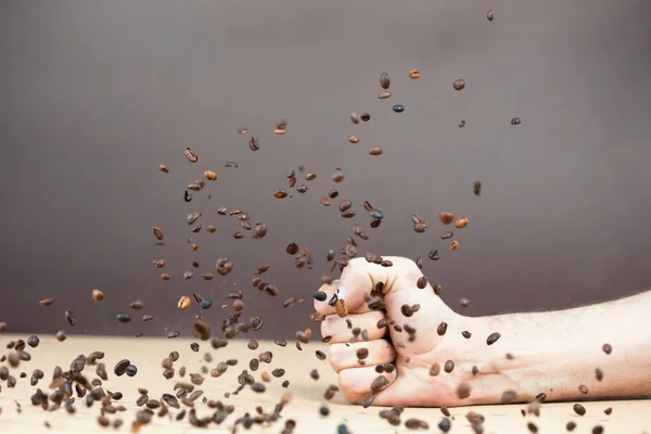 Colpi Mani Sul Tavolo Con Chicchi Caffè Cadenti Sul Tavolo — Foto Stock